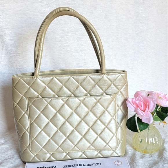 COA💓🔥CHANEL Iridescent Pearl Lambskin Medallion Tote /COA - Picture 3 of 14